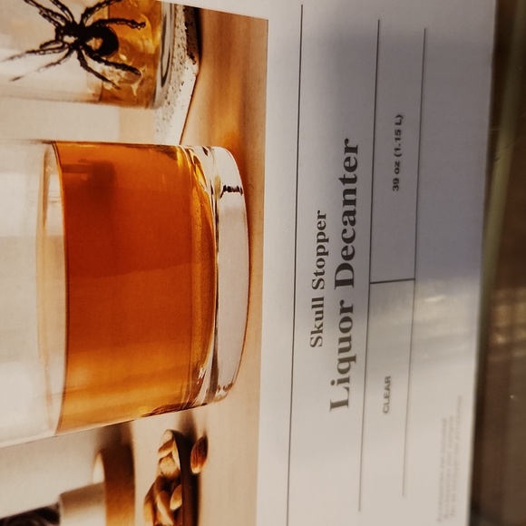 HALLOWEEN Studio 3B Skull Stopper Liquor Decanter New In Box - Picture 2 of 3